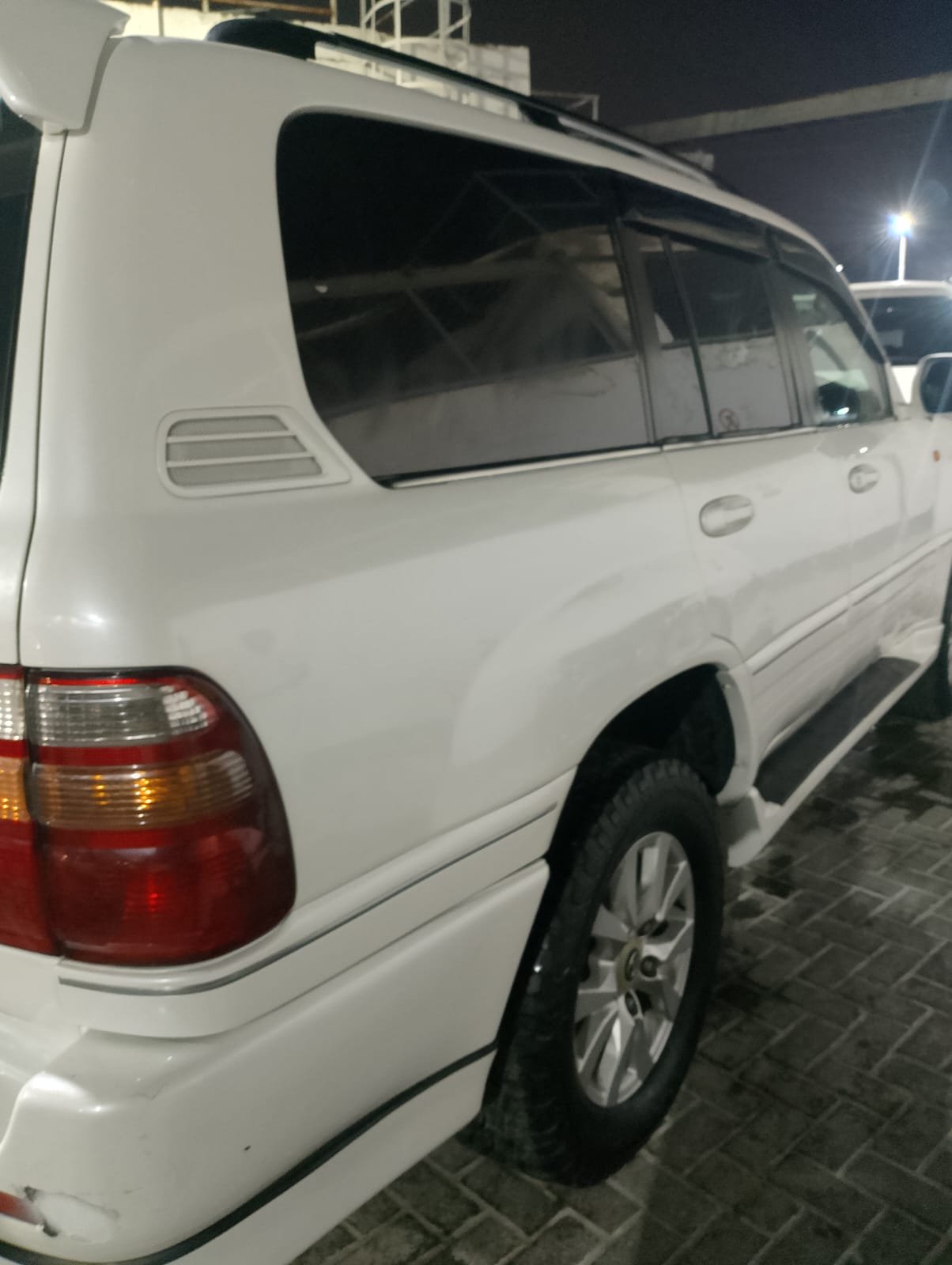 White Land Cruiser V8 for rent in Lahore
