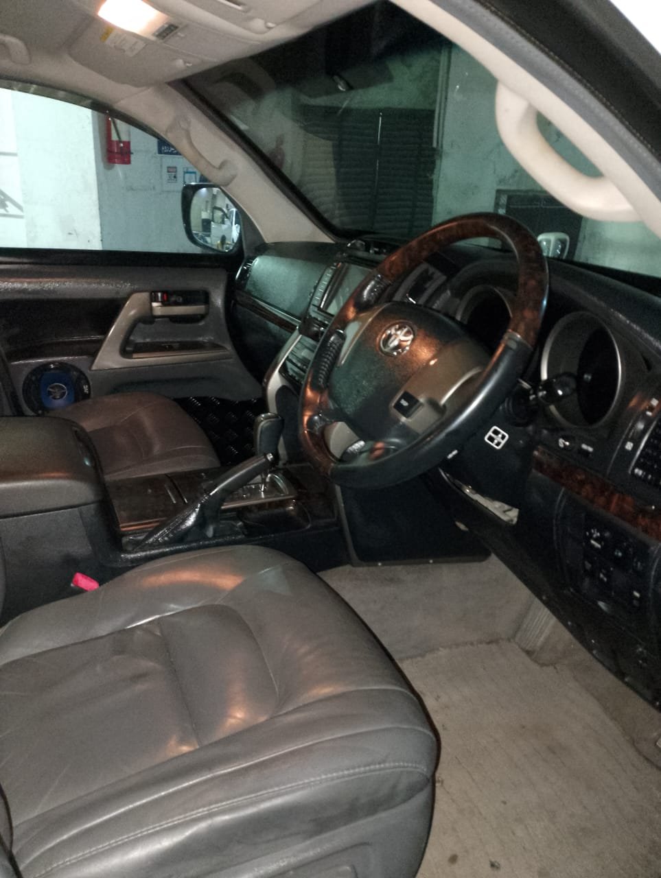 Land Cruiser V8 for rent in Lahore