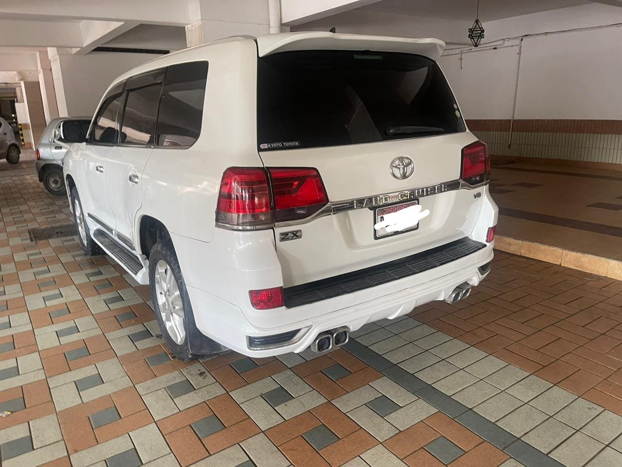 White Land Cruiser V8 for rent in Lahore