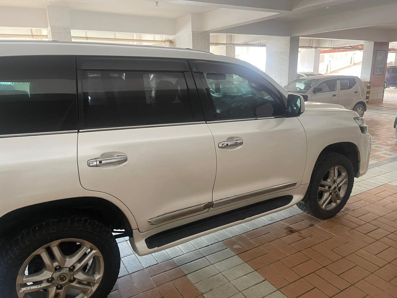 Land Cruiser V8 for rent in Lahore