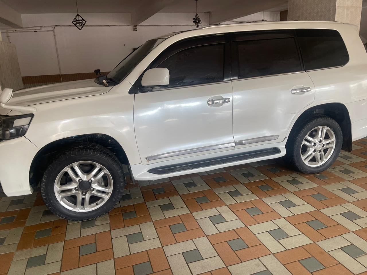 Land Cruiser V8 for rent in Lahore