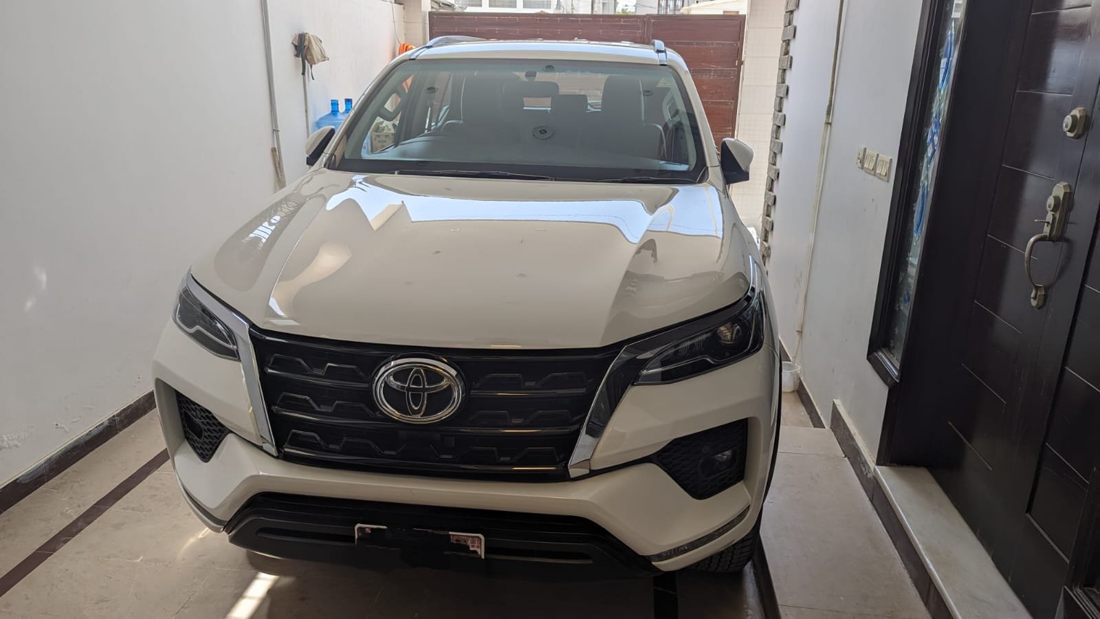 Front view of bulletproof Toyota Fortuner B6+