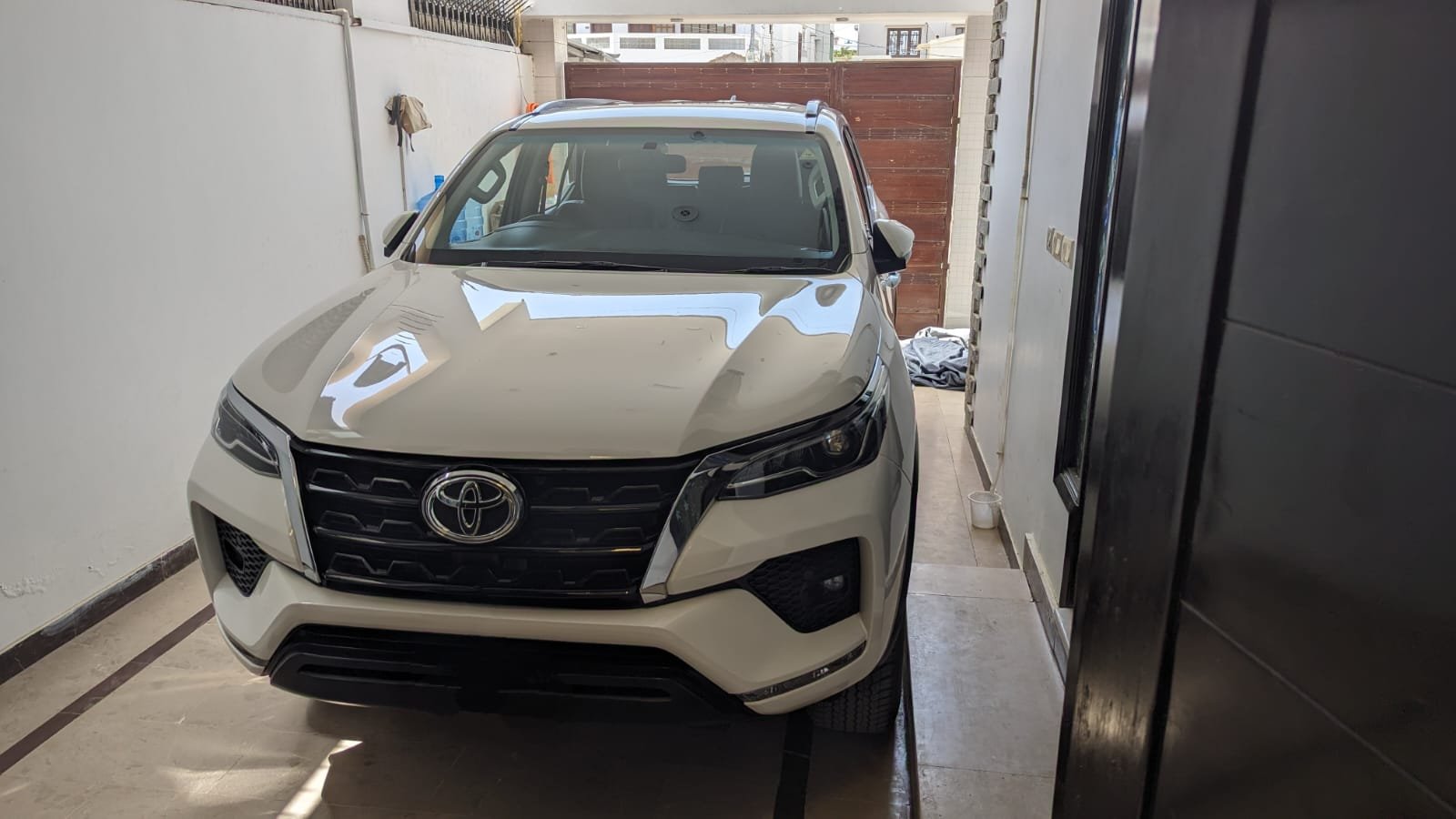 White Toyota Fortuner for rent in Lahore, Islamabad
