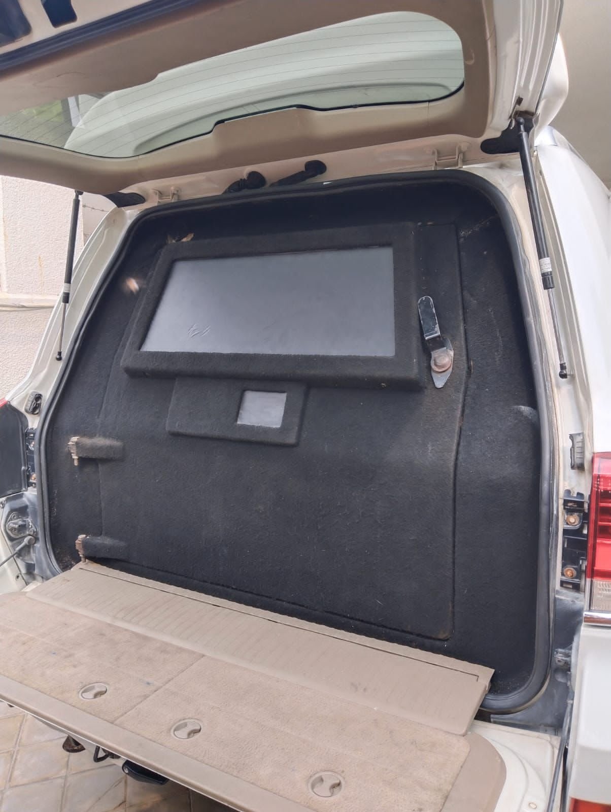 Bulletproof Land Cruiser with professional driver