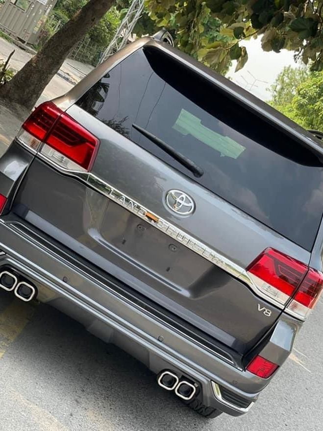 Toyota Land Cruiser V8 parked in Lahore