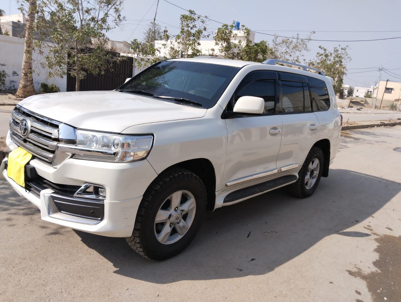 Full side profile of Land Cruiser V8 B6 armored