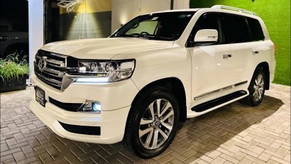 Front view of black Land Cruiser V8 in Lahore for rent
