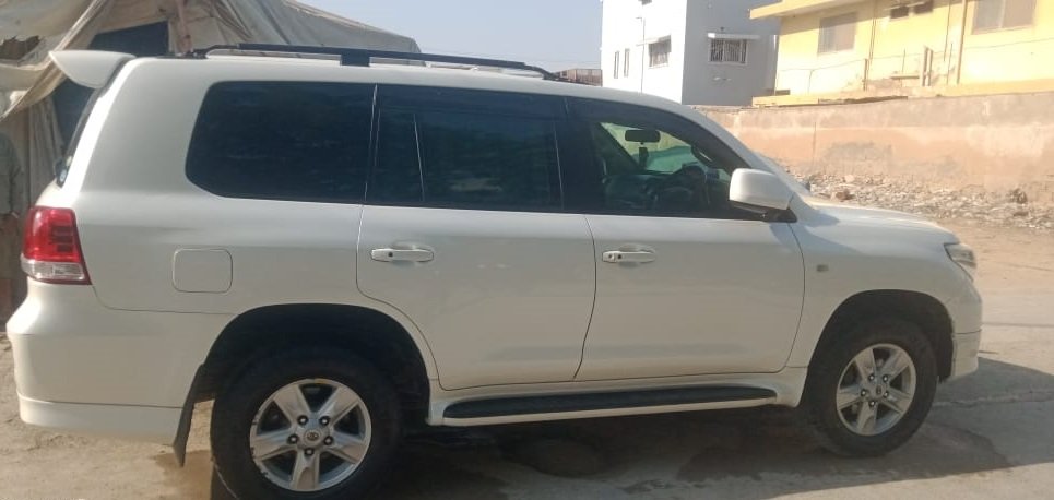 Bulletproof car rental Faisalabad B6 and B6+ armored vehicles with driver